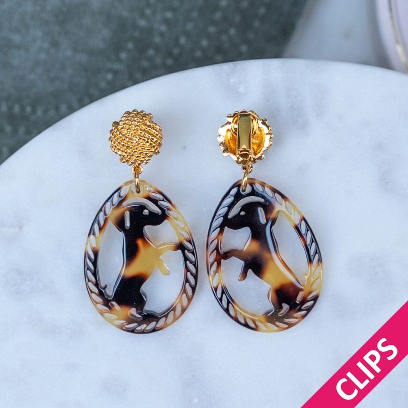 Vergoldete Knoten-Dackel-Ohrclips in Schildpattfarben von AmuseToi