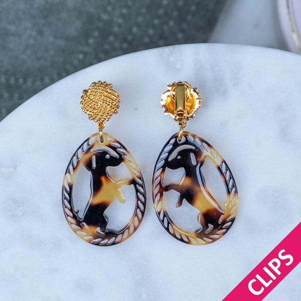 Vergoldete Knoten-Dackel-Ohrclips in Schildpattfarben von AmuseToi