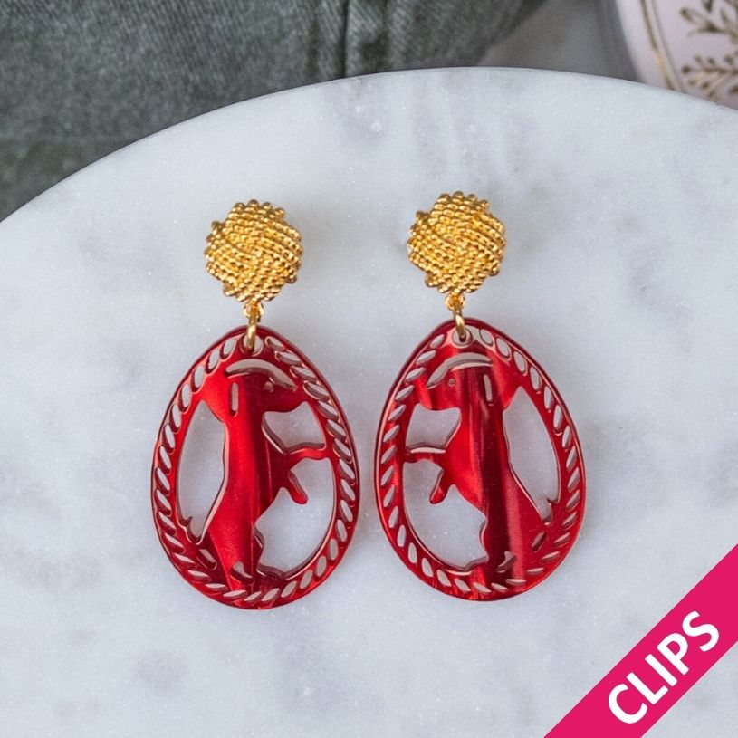 Vergoldete Knoten-Dackel-Ohrclips in Dunkelrot von AmuseToi