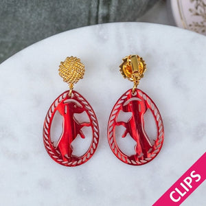 Vergoldete Knoten-Dackel-Ohrclips in Dunkelrot von AmuseToi