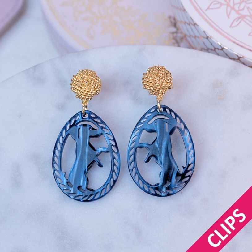 Vergoldete Knoten-Dackel-Ohrclips in Dunkelblau von AmuseToi