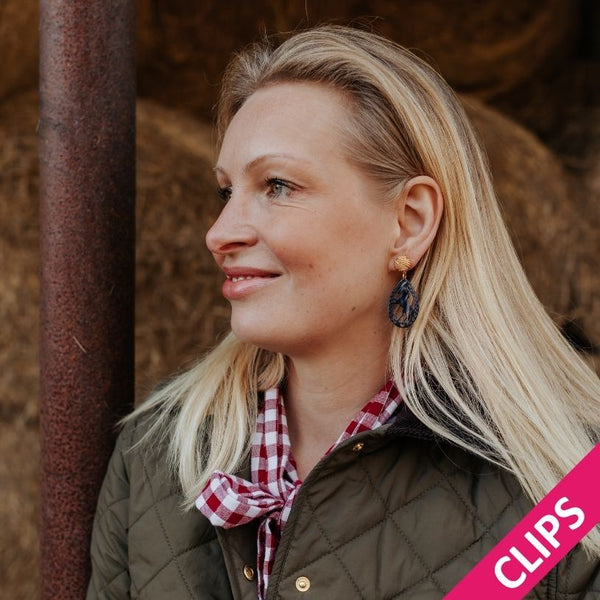 Vergoldete Knoten-Pferde-Ohrclips in Dunkelblau von AmuseToi