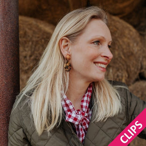 Vergoldete Knoten-Pferde-Ohrclips in Schildpattfarben von AmuseToi