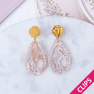 Vergoldete Knoten-Pferde-Ohrclips in Beige von AmuseToi