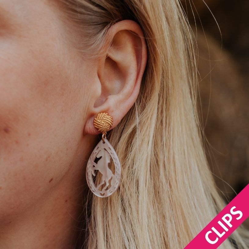 Vergoldete Knoten-Pferde-Ohrclips in Beige von AmuseToi