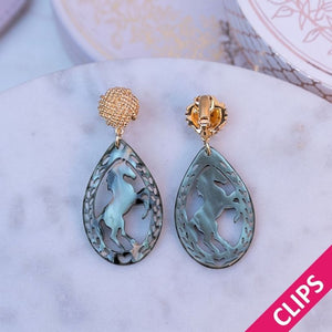 Vergoldete Knoten-Pferde-Ohrclips in Silbergrün von AmuseToi