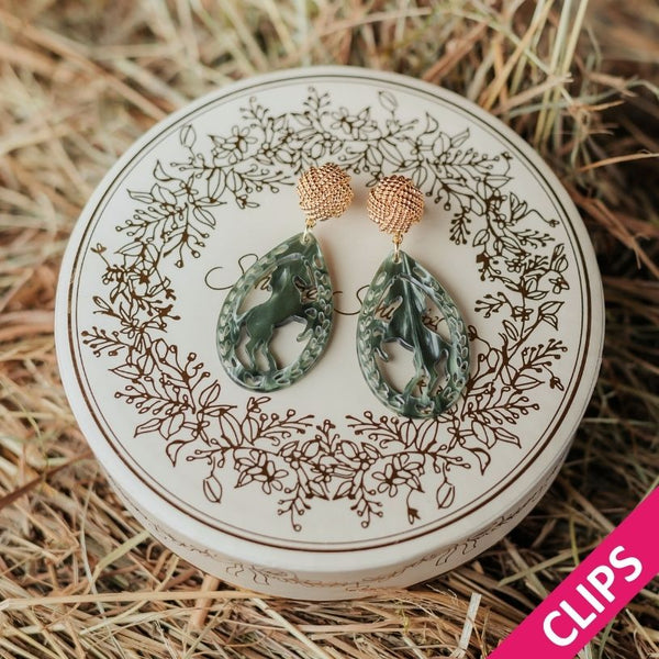 Vergoldete Knoten-Pferde-Ohrclips in Silbergrün von AmuseToi