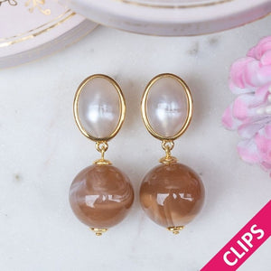 Stilvolle Kugel-Ohrclips in Perlmutt und Beige