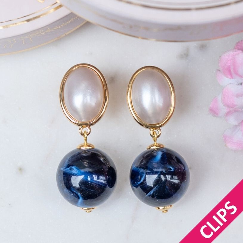 Stilvolle Kugel-Ohrclips in Perlmutt und Dunkelblau