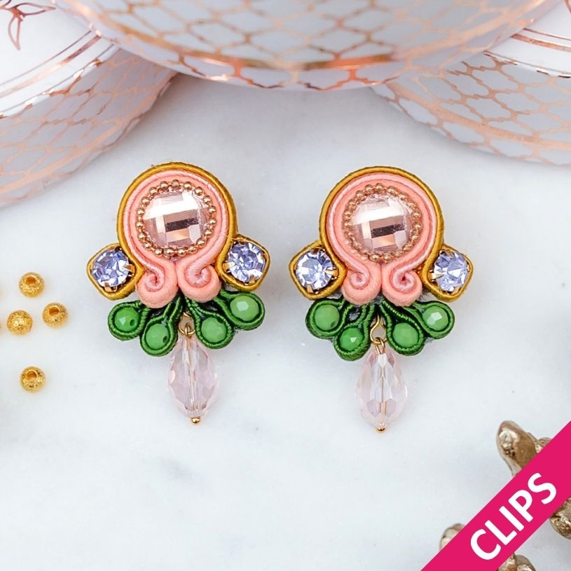 Pastellige kleine Soutache-Ohrclips in Hellkorall, Rosa, Grün und Flieder