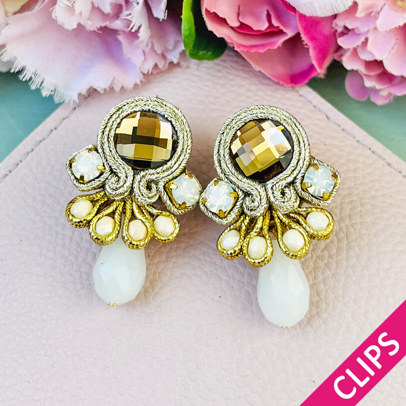 Kleine Soutache-Ohrclips mit goldfarbenen Bändern und schimmernden Steinen und Tropfen