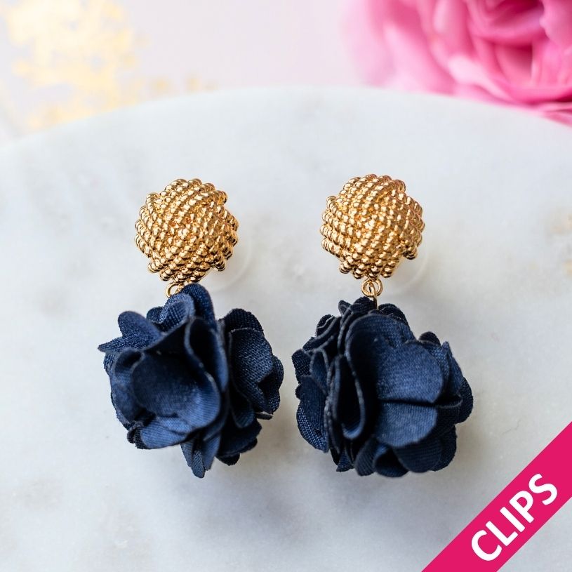Vergoldete Knoten-Ohrclips mit dunkelblauem Blüten-Pompom