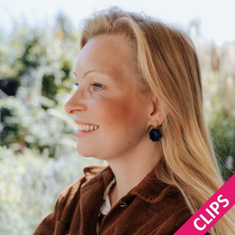 Vergoldete Knoten-Ohrclips mit dunkelblauem Blüten-Pompom