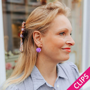Vergoldete Knoten-Ohrclips mit fliederfarbenem Blüten-Pompom