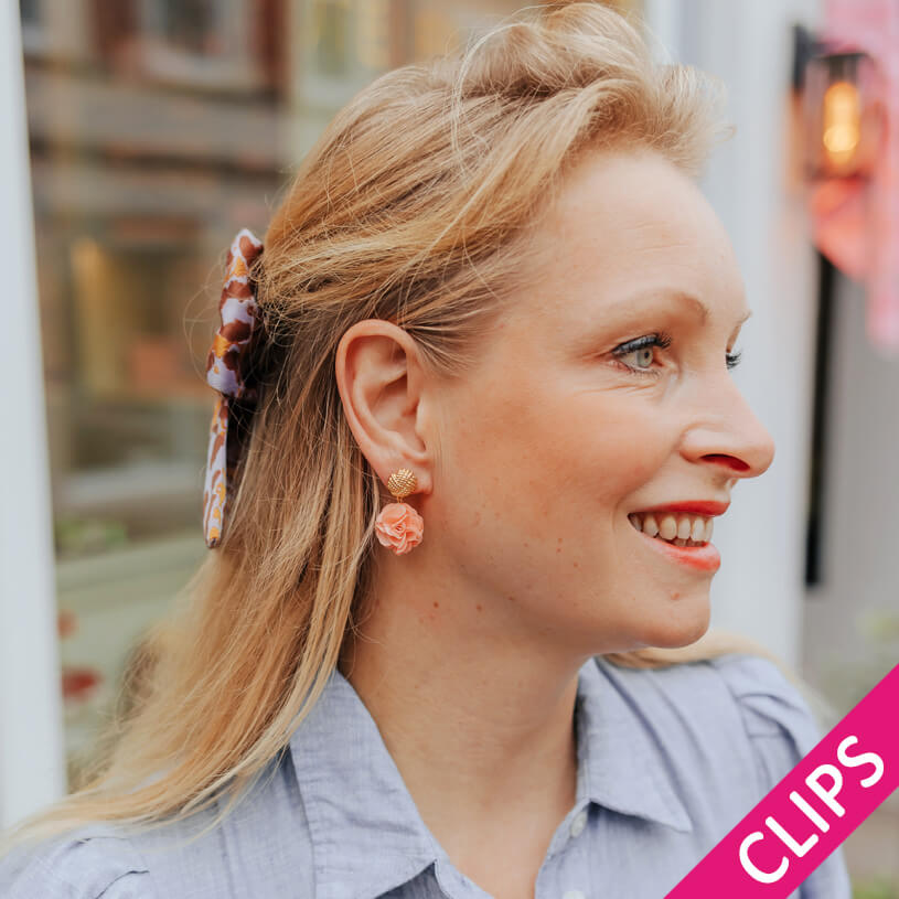 Vergoldete Knoten-Ohrclips mit korallrosanem Blüten-Pompom