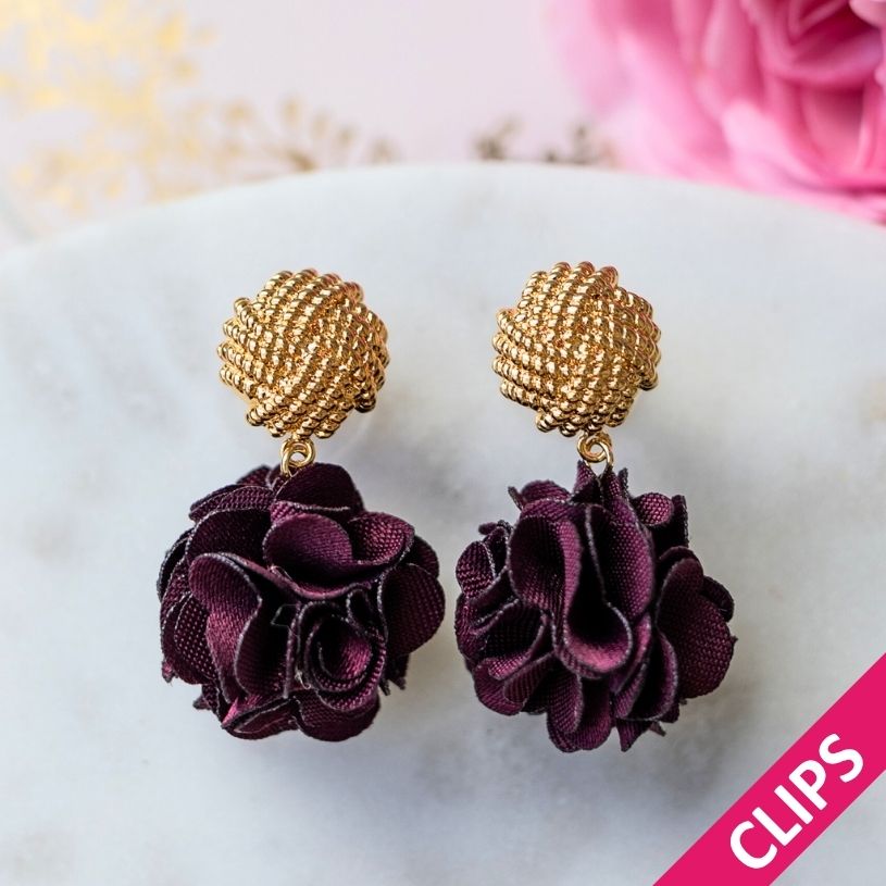 Vergoldete Knoten-Ohrclips mit weinrotem Blüten-Pompom
