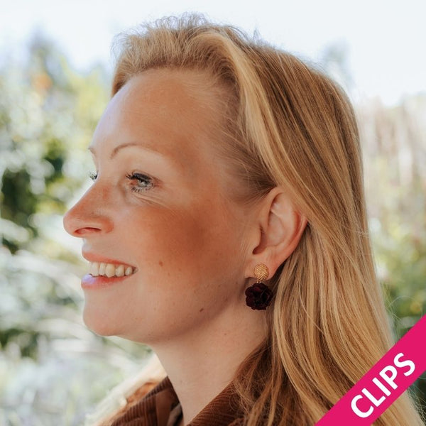 Vergoldete Knoten-Ohrclips mit weinrotem Blüten-Pompom