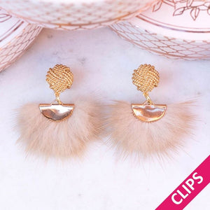 Vergoldete Knoten-Ohrclips mit Puschel-Fächer in Creme