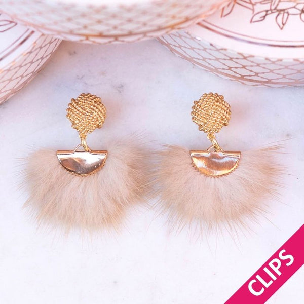 Vergoldete Knoten-Ohrclips mit Puschel-Fächer in Creme