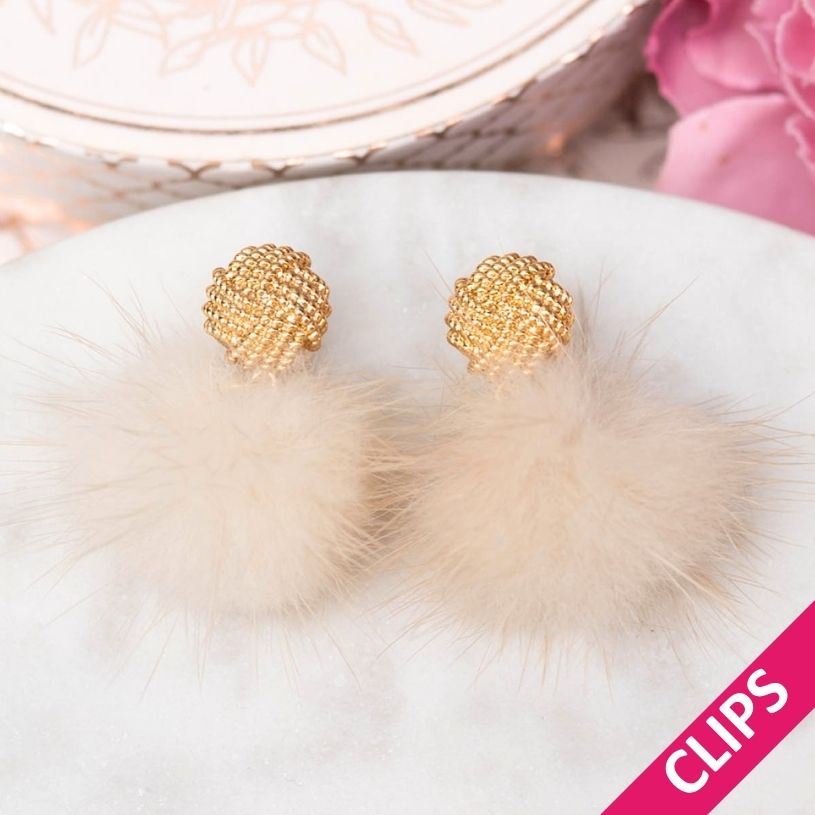 Vergoldete Knoten-Ohrclips mit Puschel-Pompom in Creme