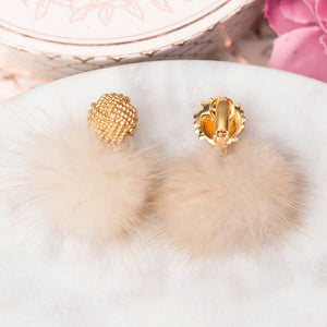 Vergoldete Knoten-Ohrclips mit Puschel-Pompom in Creme