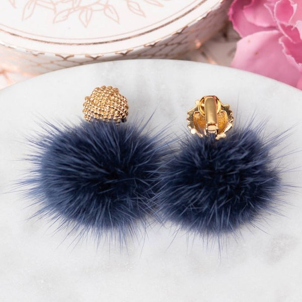 Vergoldete Knoten-Ohrclips mit Puschel-Pompom in Dunkelblau