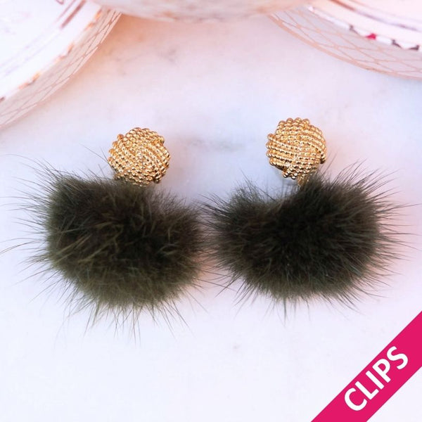 Vergoldete Knoten-Ohrclips mit Puschel-Pompom in Dunkelgrün