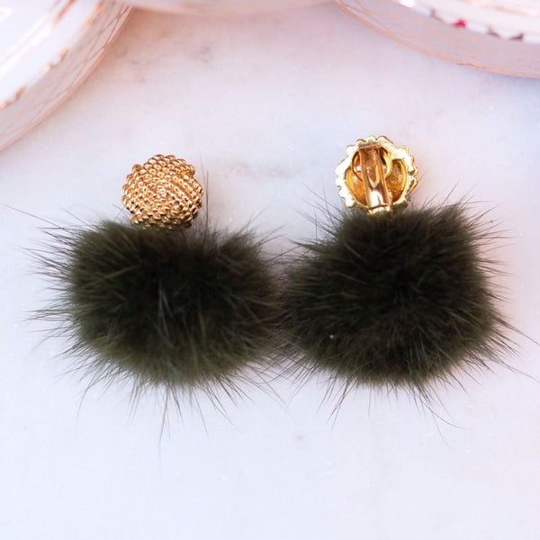 Vergoldete Knoten-Ohrclips mit Puschel-Pompom in Dunkelgrün
