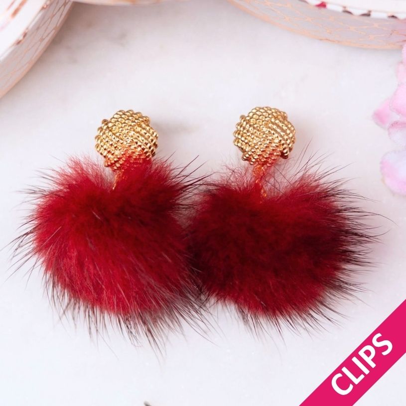 Vergoldete Knoten-Ohrclips mit Puschel-Pompom in Dunkelrot