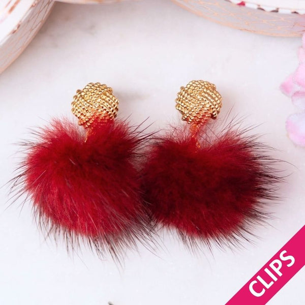 Vergoldete Knoten-Ohrclips mit Puschel-Pompom in Dunkelrot
