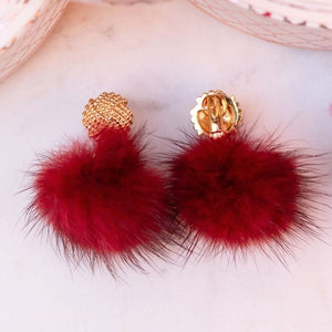 Vergoldete Knoten-Ohrclips mit Puschel-Pompom in Dunkelrot
