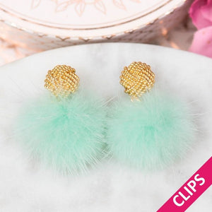 Vergoldete Knoten-Ohrclips mit Puschel-Pompom in Mint