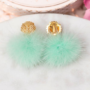 Vergoldete Knoten-Ohrclips mit Puschel-Pompom in Mint