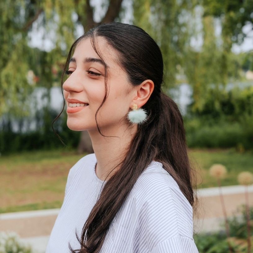 Vergoldete Knoten-Ohrclips mit Puschel-Pompom in Mint