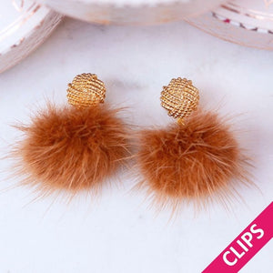 Vergoldete Knoten-Ohrclips mit Puschel-Pompom in Rotbraun