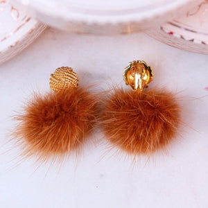 Vergoldete Knoten-Ohrclips mit Puschel-Pompom in Rotbraun