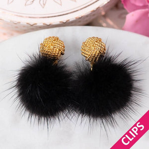 Vergoldete Knoten-Ohrclips mit Puschel-Pompom in Schwarz