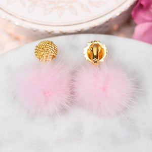 Vergoldete Knoten-Ohrclips mit Puschel-Pompom in Zartrosa