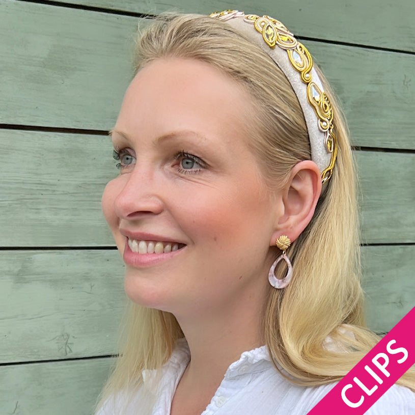 Leichte Knoten-Ohrclips mit offenen Tropfen in Weiß und Rosa von AmuseToi