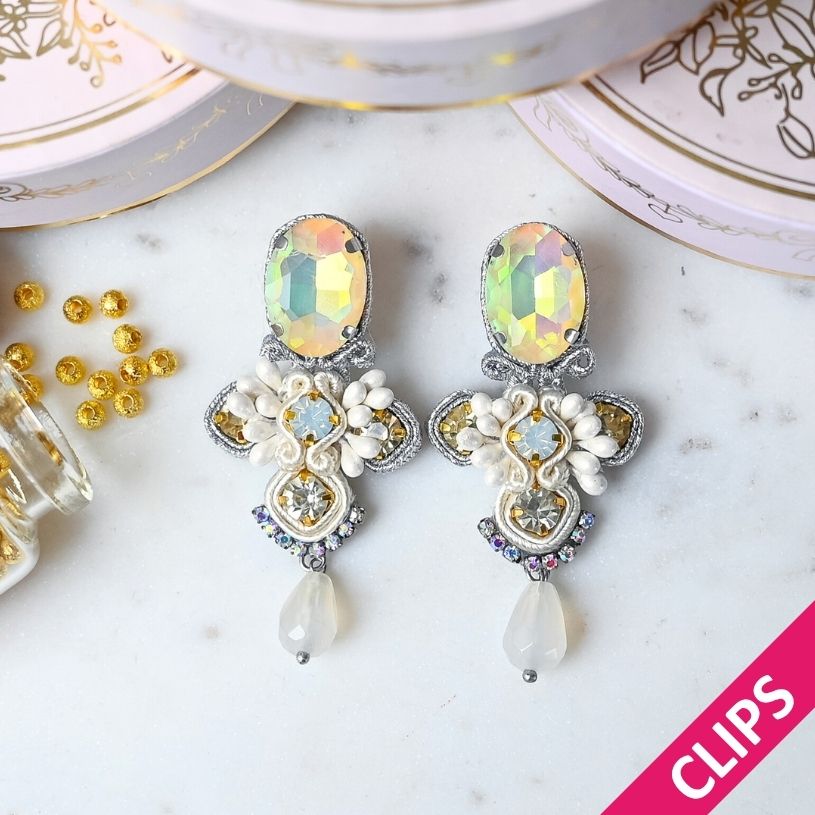 Vorbestellbar - Symmetrische Soutache-Ohrclips in Weiß und Silber
