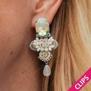 Vorbestellbar - Symmetrische Soutache-Ohrclips in Weiß und Silber