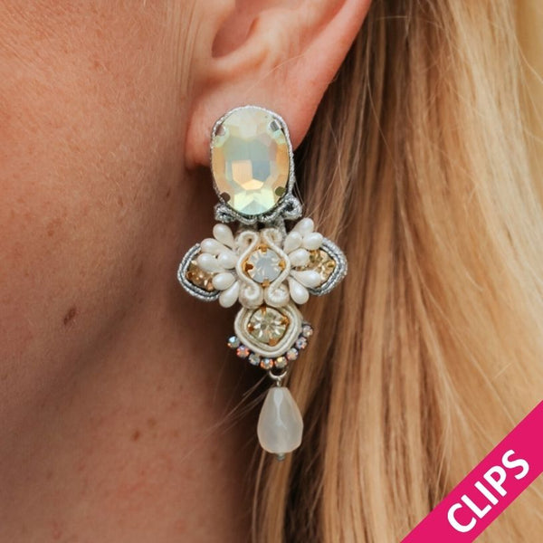 Vorbestellbar - Symmetrische Soutache-Ohrclips in Weiß und Silber