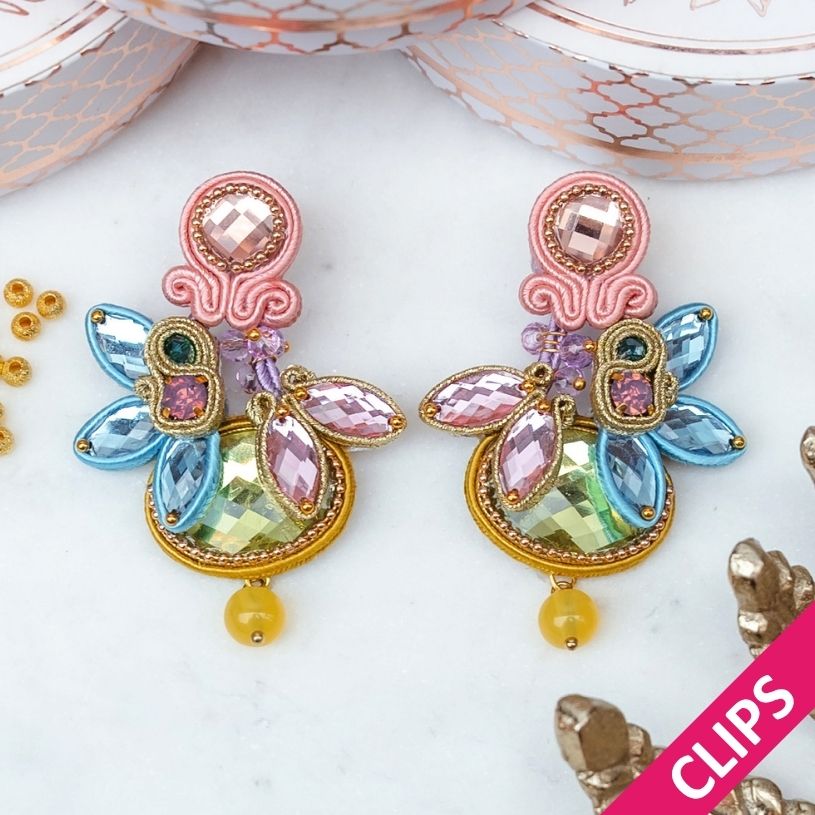 Auffällige Soutache-Ohrclips in Hellkorall, Grün, Blau und Rosa