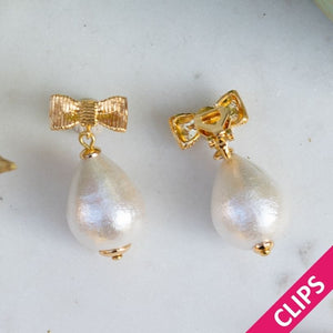 Elegante Schleifenohrclips mit leichtem Baumwolltropfen