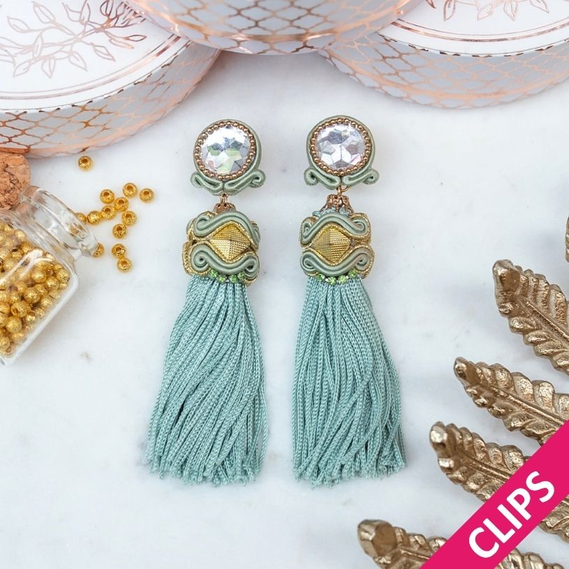 Orientalisch anmutende Quastenohrclips in pastelligem Hellblau und Grüngrau