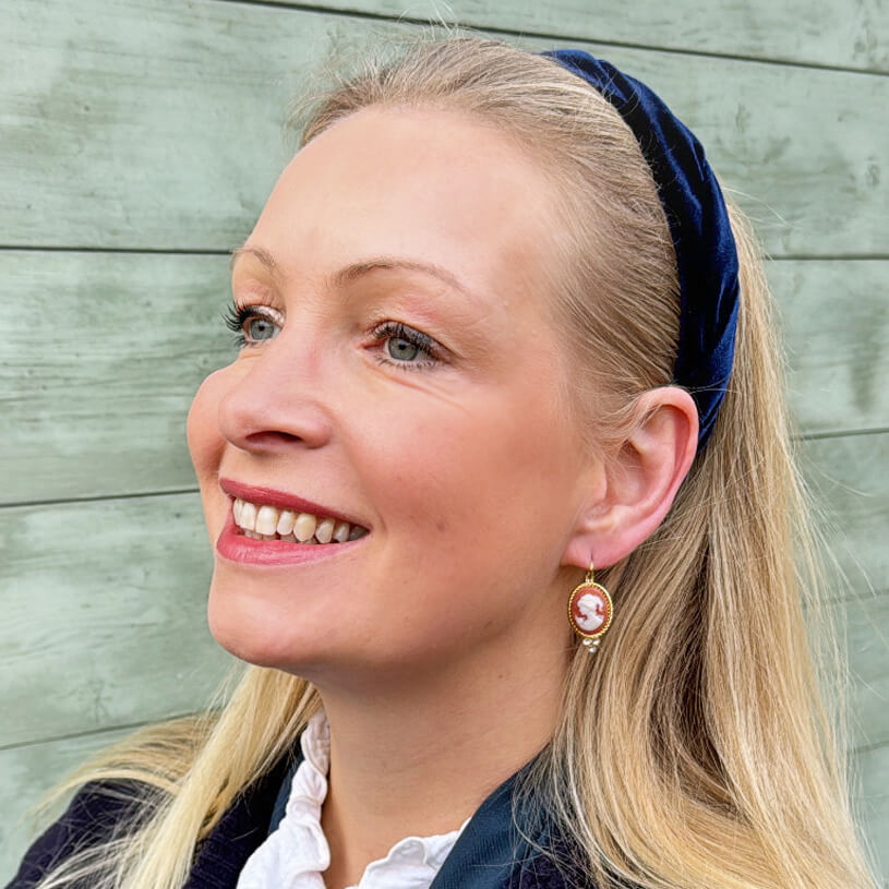 Klassische rotorange Gemmen-Ohrhänger mit kleinen Kristallen