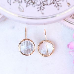 Vergoldete Ohrhänger mit rundem funkelnden Kristall von Janne v. d. Heide