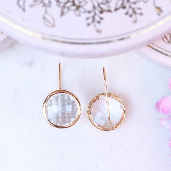 Vergoldete Ohrhänger mit rundem funkelnden Kristall von Janne v. d. Heide