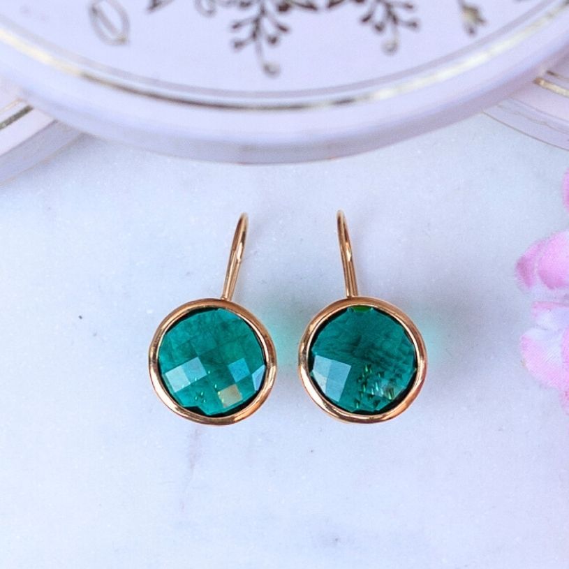 Vergoldete Ohrhänger mit rundem funkelnden Kristall in Dunkelgrün von Janne v. d. Heide