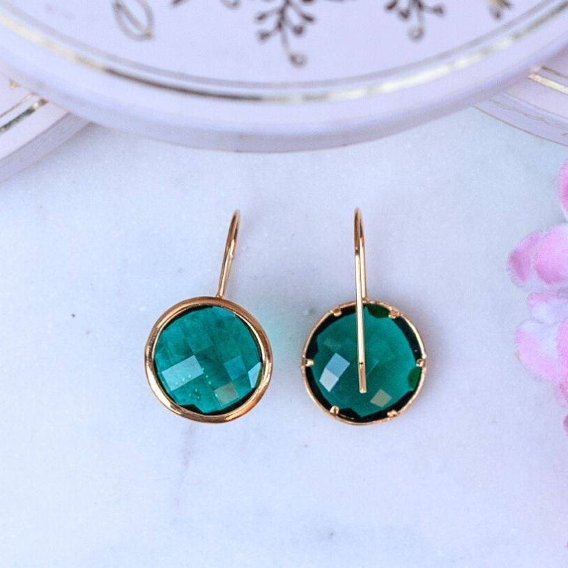 Vergoldete Ohrhänger mit rundem funkelnden Kristall in Dunkelgrün von Janne v. d. Heide